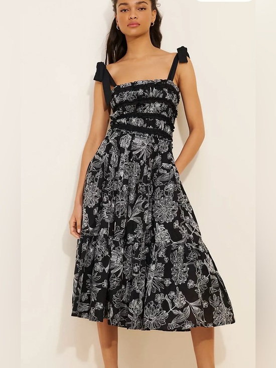 En Saison Dresses & Skirts - En Saison Black & White Floral Smocked Midi Dress Tie Shoulder. Medium.